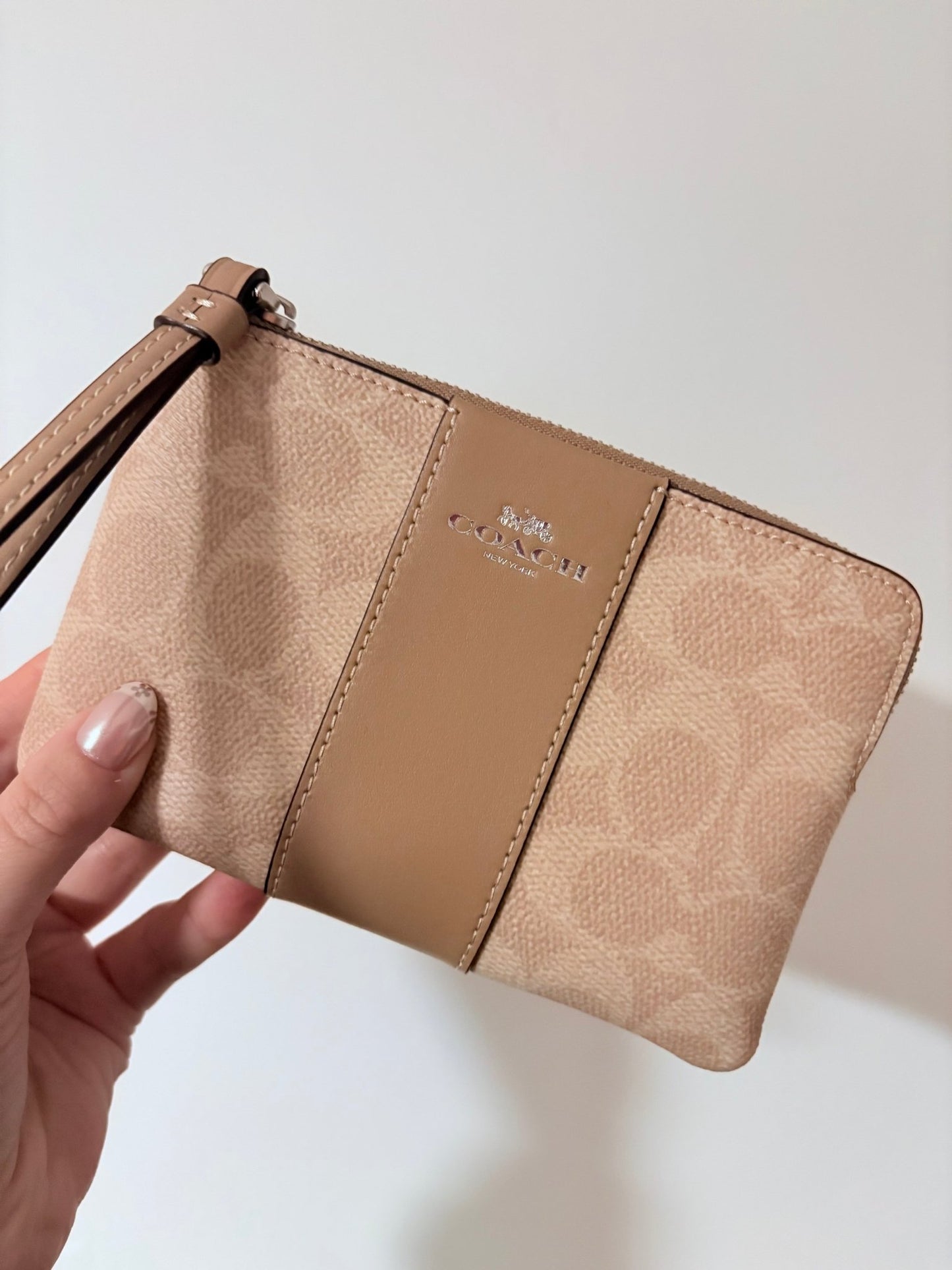 COACH - Wristlet à zip en coin en toile Signature avec rayure - Carte Blanche