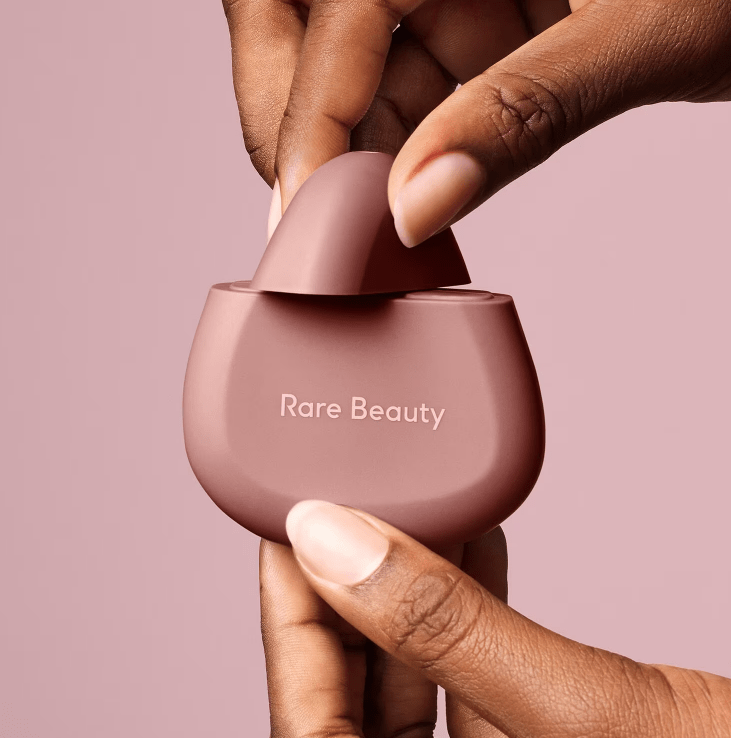 RARE BEAUTY Find Comfort Crème hydratante pour les mains - Carte Blanche